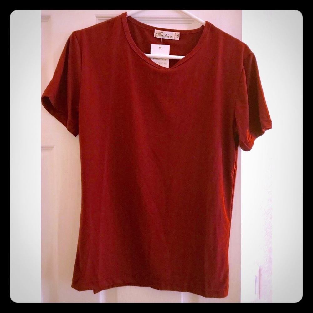 Men’s burgundy stretch tee